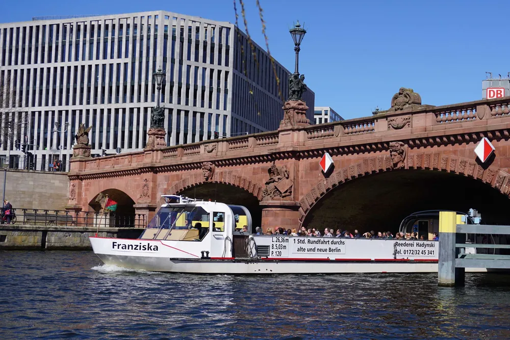 Bilingual panorama boat tour on the Berlin Spree — photo 2
