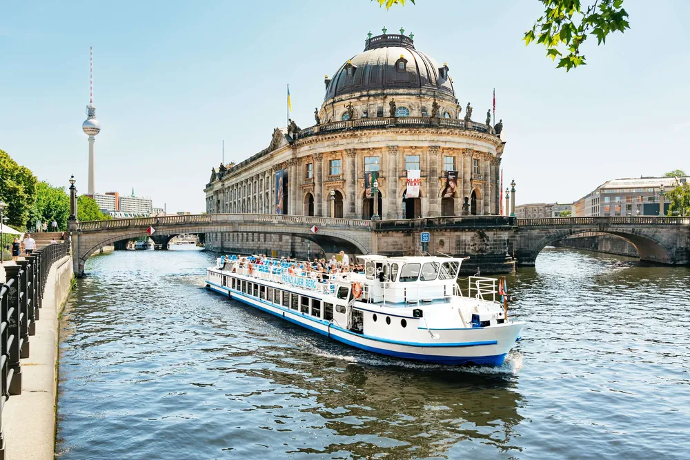 1-Hour City Boat Tour with Audio Guide (8 Languages)