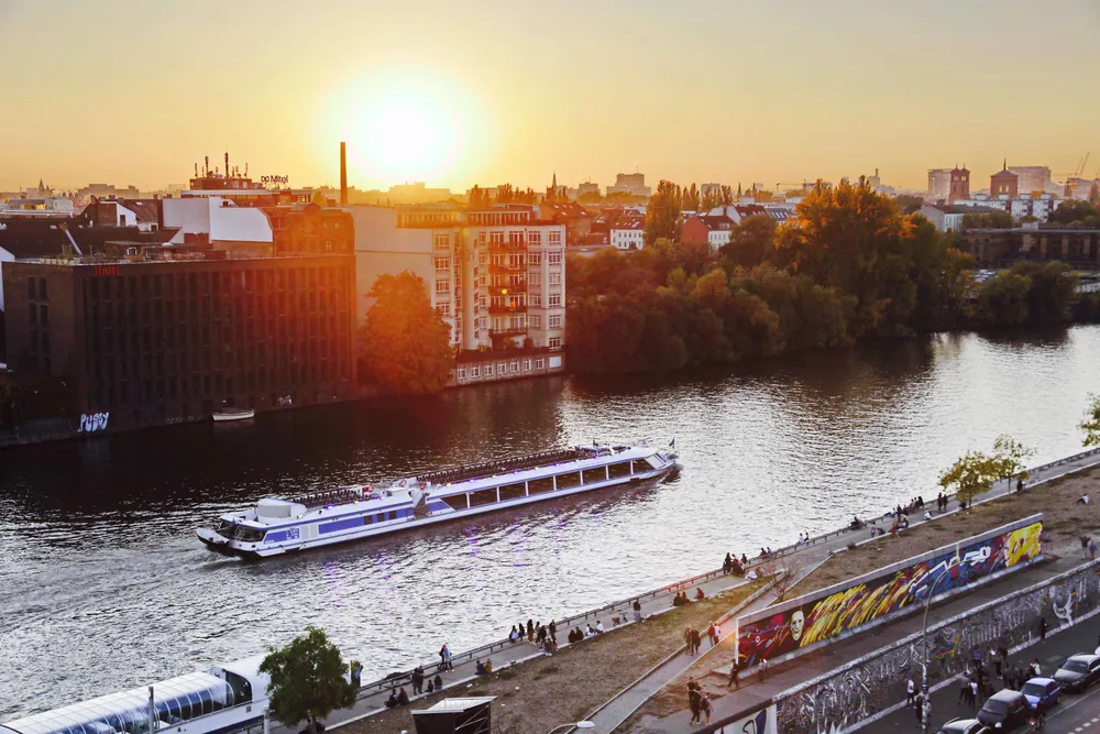 Evening city sightseeing cruise on the Berlin Spree — photo 1