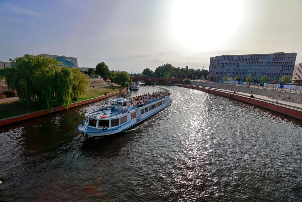 Evening city sightseeing cruise on the Berlin Spree — photo 2