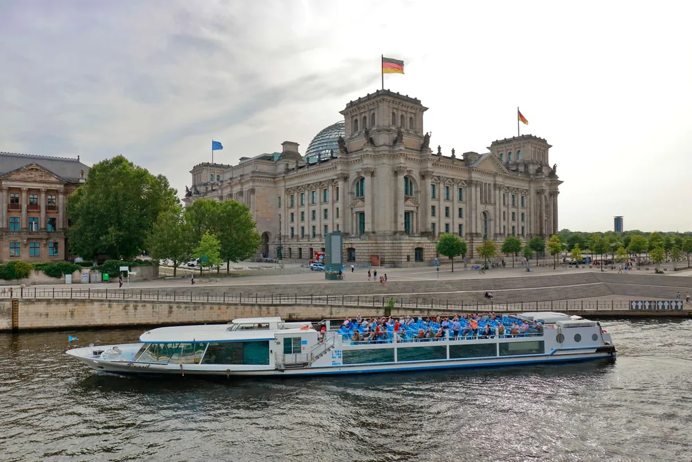Evening city sightseeing cruise on the Berlin Spree — photo 3