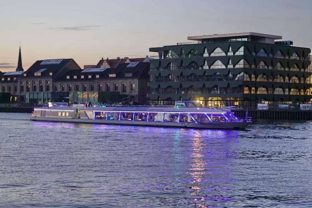 Evening city sightseeing cruise on the Berlin Spree — photo 4