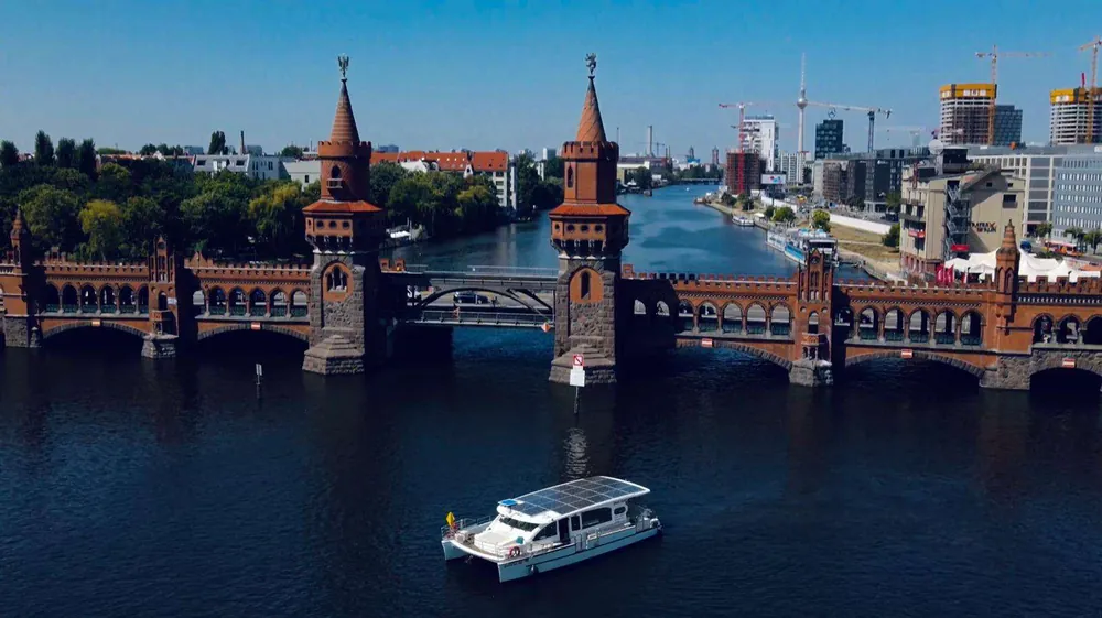 Solar-powered sunset catamaran cruise in Berlin — photo 4