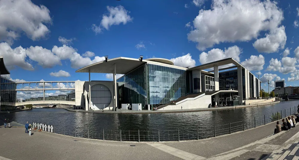 Berlin Spree river cruise past city landmarks — photo 2