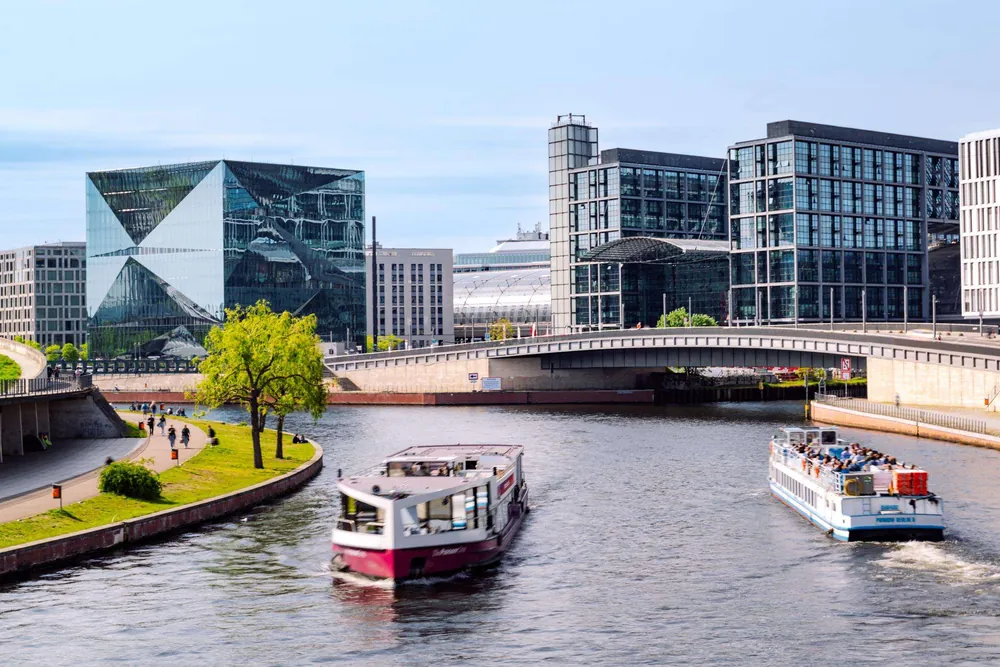Berlin Spree river cruise past city landmarks — photo 3