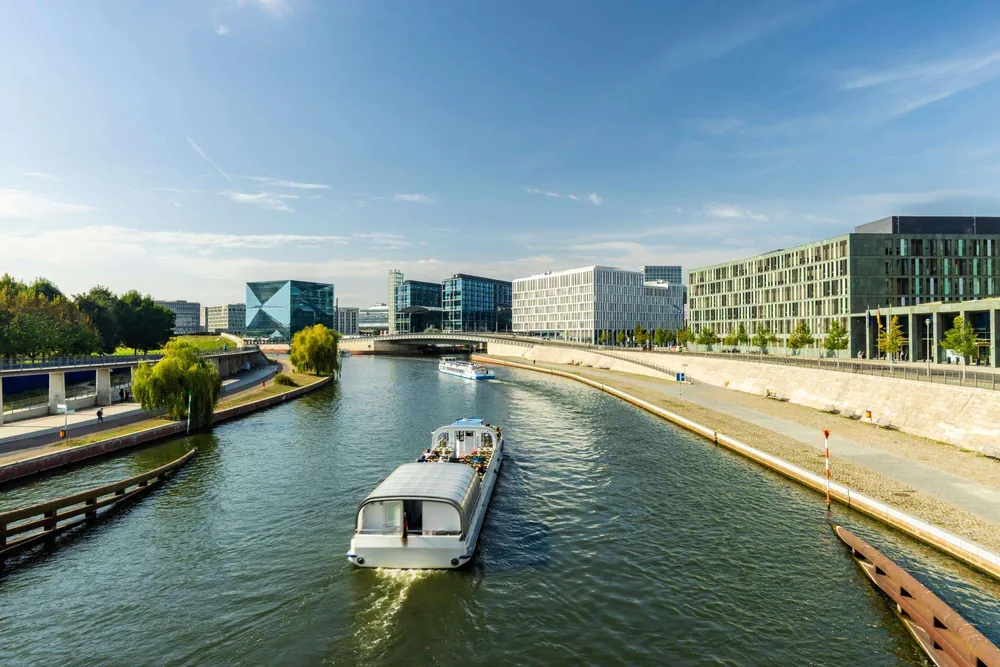 Berlin Spree river cruise past city landmarks — photo 4