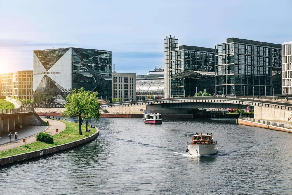 Berlin Spree river cruise past city landmarks — photo 5