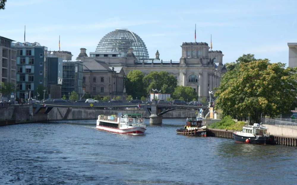 Spree river sightseeing cruise in Berlin — photo 1