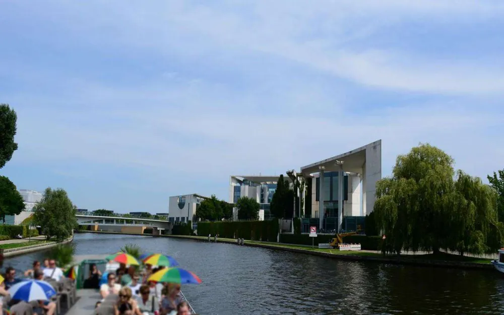 Spree river sightseeing cruise in Berlin — photo 2