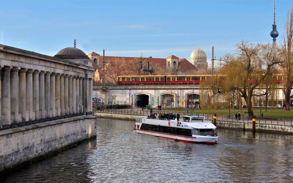 Spree river sightseeing cruise in Berlin — photo 4